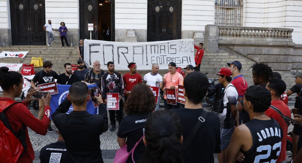 Entregadores protestam contra modalidade nova de trabalho do iFood