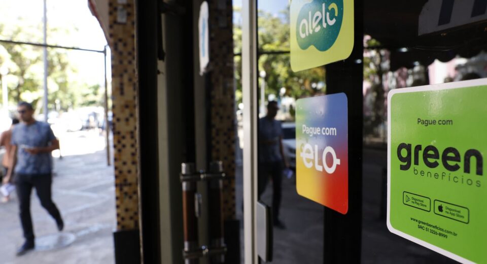 Pequenos empresários veem com expectativa mudança no vale-alimentação