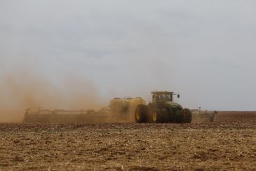 Balsas (MA), 09/10/2025 – Trator trabalha em fazenda de cultivo de soja na região da Batavo. Foto: Fernando Frazão/Agência Brasil