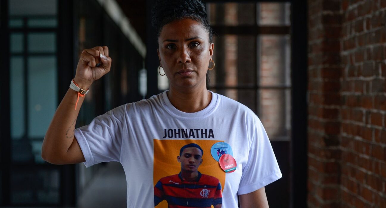 Prêmio internacional reconhece mãe de jovem morto pela polícia do Rio