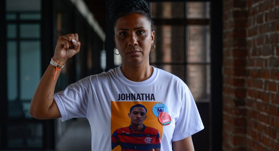 Prêmio internacional reconhece mãe de jovem morto pela polícia do Rio