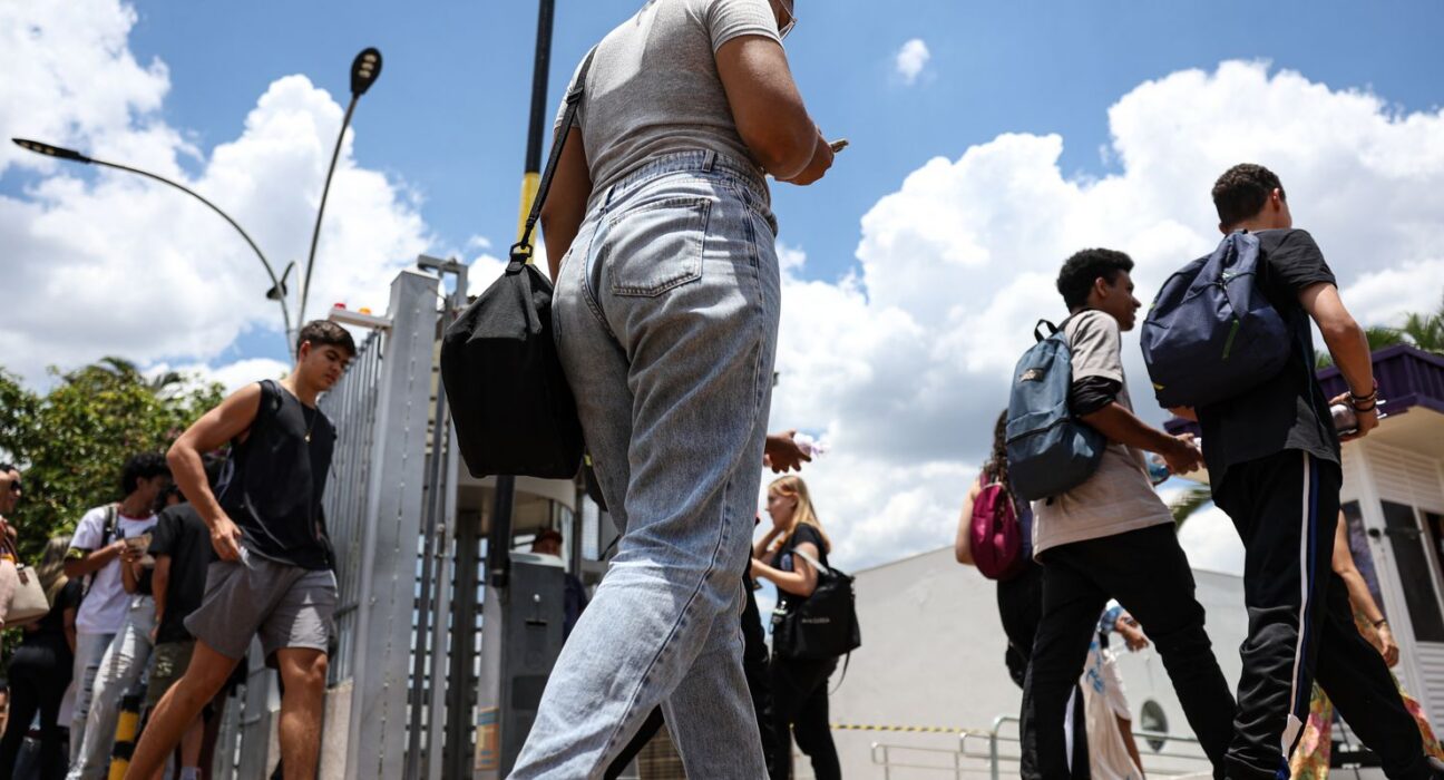 No DF, candidatos do Enem chegam cedo sob sol forte e ansiedade