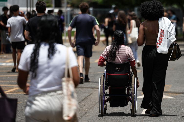Brasília (DF), 16/11/2025 - Candidatos comparecem a local de prova para realização do segundo dia do Exame Nacional do Ensino Médio (Enem) 2025. Foto: Marcelo Camargo/Agência Brasil