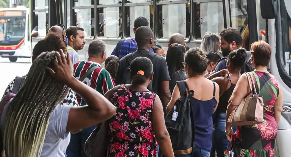 Número dos que procuram emprego há mais de 2 anos cai 17,8%, diz IBGE