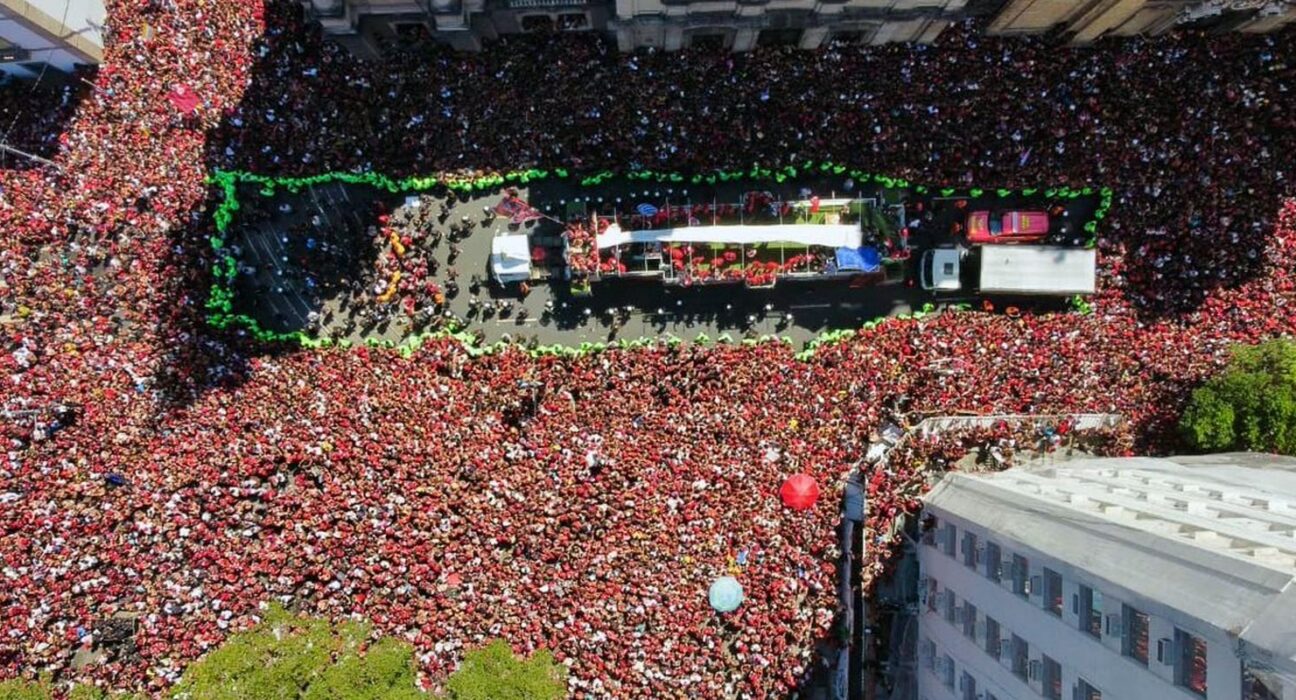 Famílias se juntam à multidão para festejar título do Flamengo no RJ