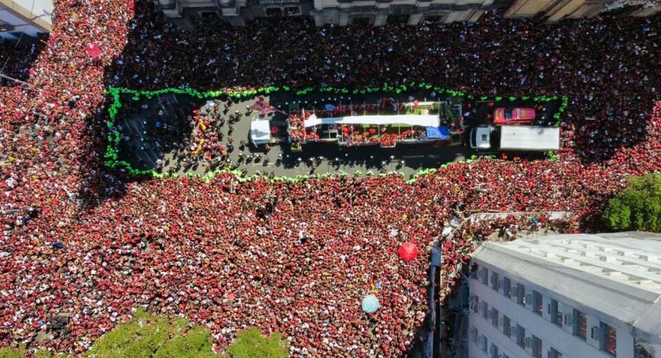 Famílias se juntam à multidão para festejar título do Flamengo no RJ