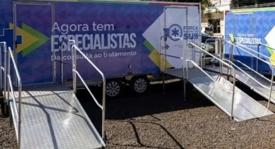 Saúde instala consultórios móveis em cidade devastada por tornado