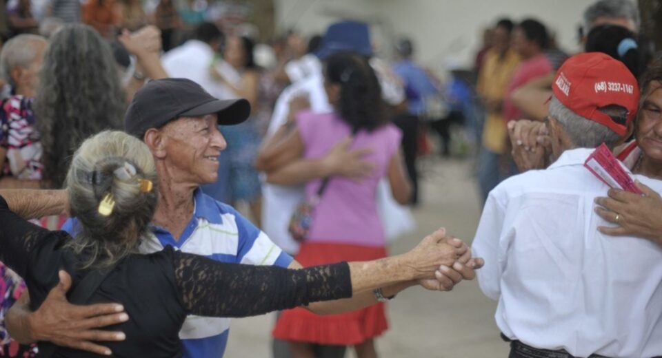 Expectativa de vida no país sobe para 76,6 anos, a maior já registrada