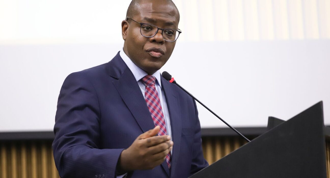 PF indicia ex-ministro Silvio Almeida por importunação sexual