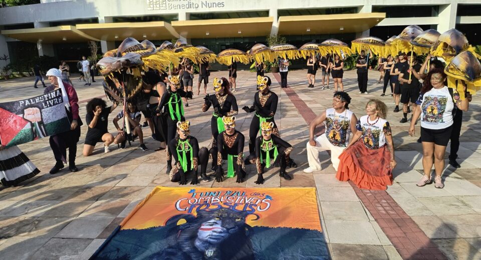 Ato na UFPA enterra simbolicamente combustíveis fósseis