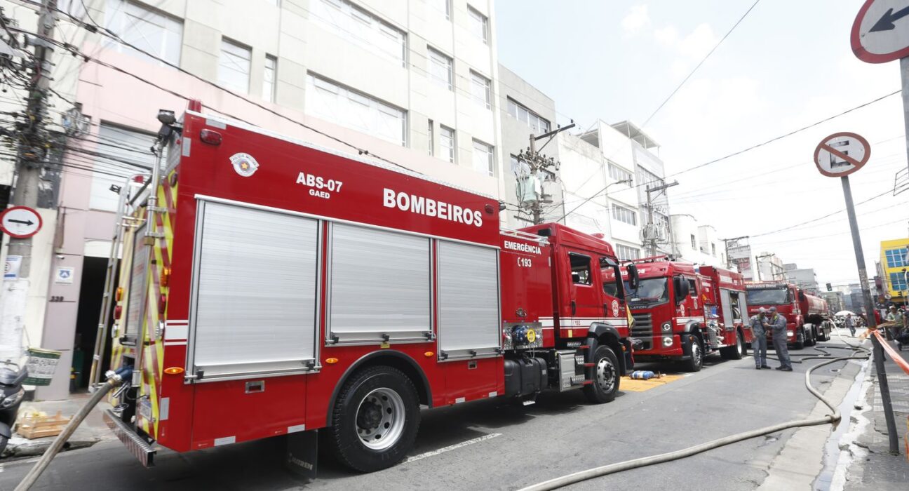 Explosão de galpão com fogos de artifício mata uma pessoa em São Paulo