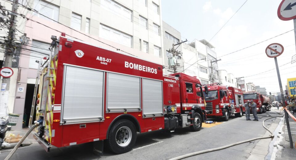 Explosão de galpão com fogos de artifício mata uma pessoa em São Paulo