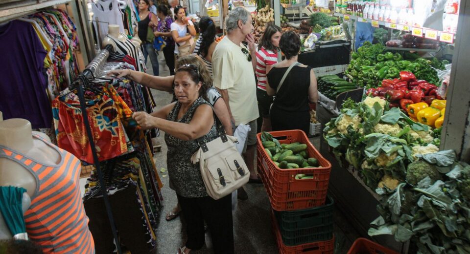 INPC recua para 0,03% em outubro e acumula 4,49% em 12 meses