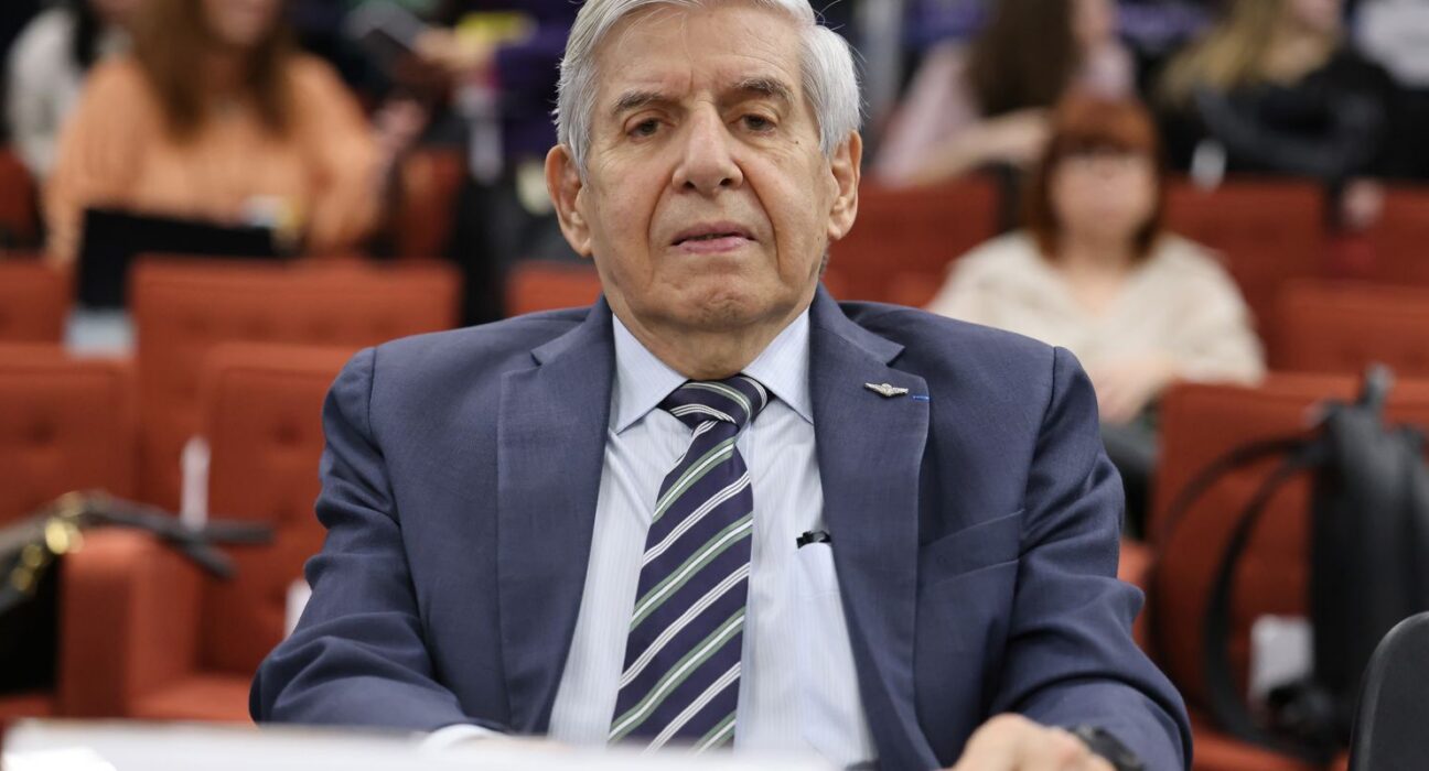 PGR é a favor de prisão domiciliar humanitária para general Heleno