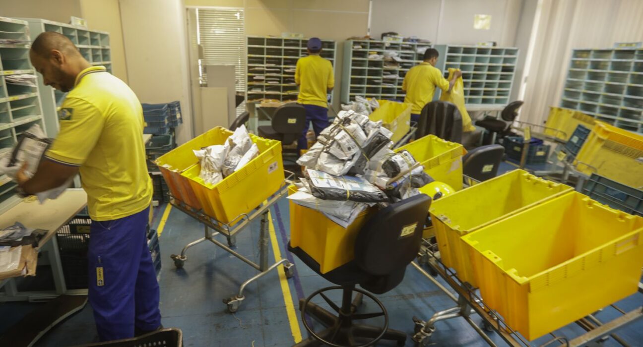 Correios aprovam demissão voluntária e fechamento de agências