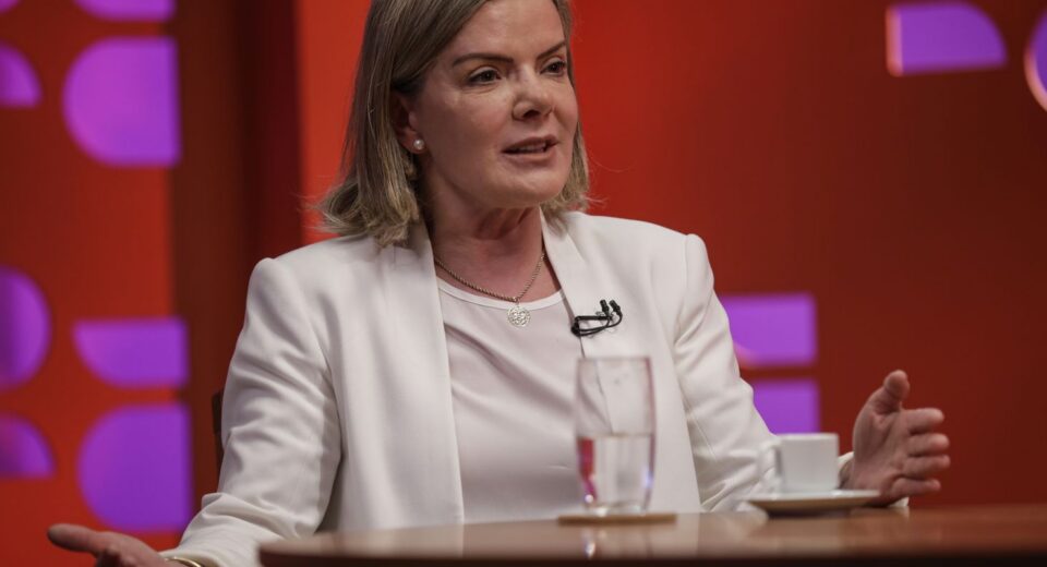 Governo é contra equiparar facções ao terrorismo, diz Gleisi Hoffmann