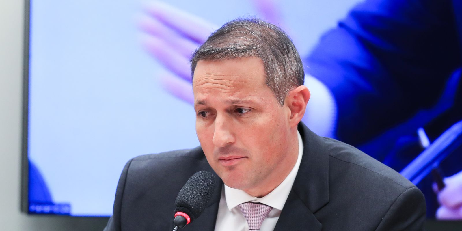 Derrite recua após críticas por limitar atuação da Polícia Federal