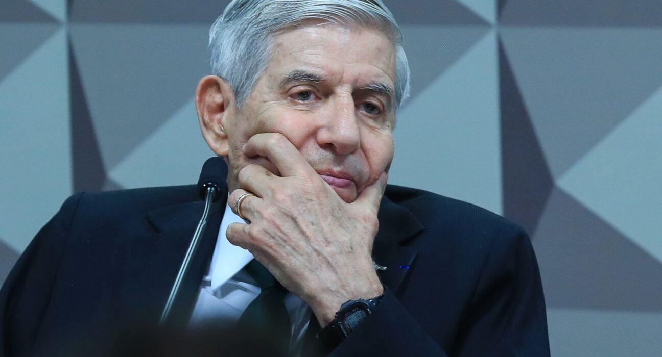 Moraes pede comprovação de histórico clínico de Augusto Heleno