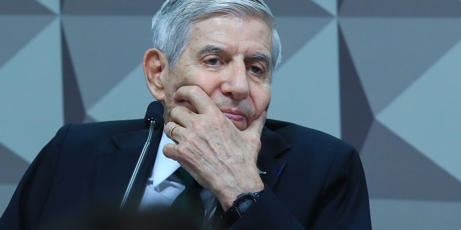 Moraes pede comprovação de histórico clínico de Augusto Heleno