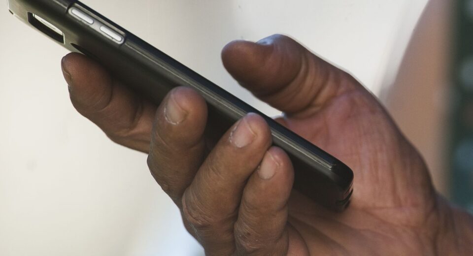 Polícia de SP faz operação contra receptação de celulares roubados