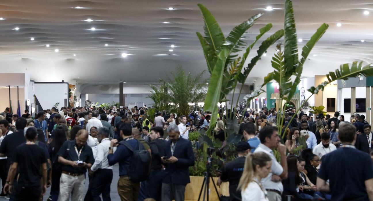 A poucas horas do fim da COP30, negociações prosseguem em Belém