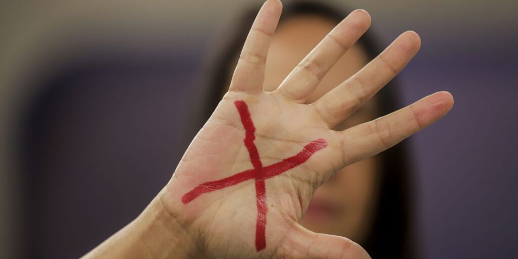 Mais de 70% das agressões contra mulheres têm testemunhas, diz estudo