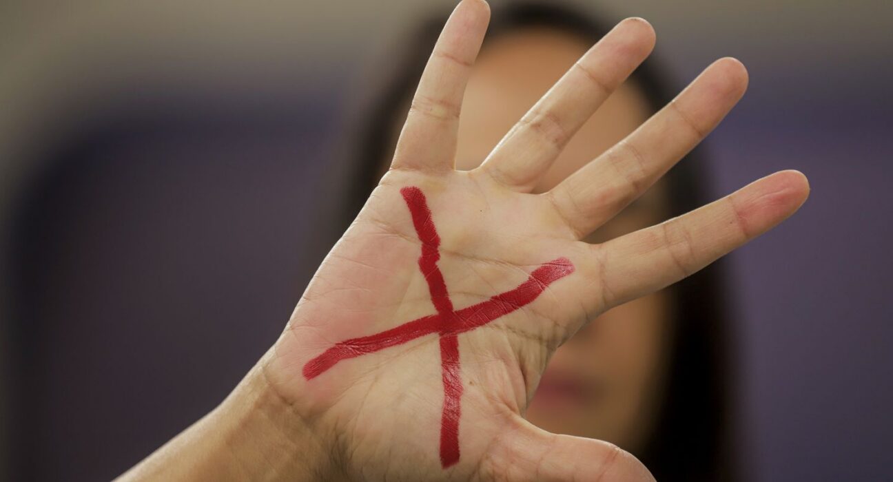 Mais de 70% das agressões contra mulheres têm testemunhas, diz estudo