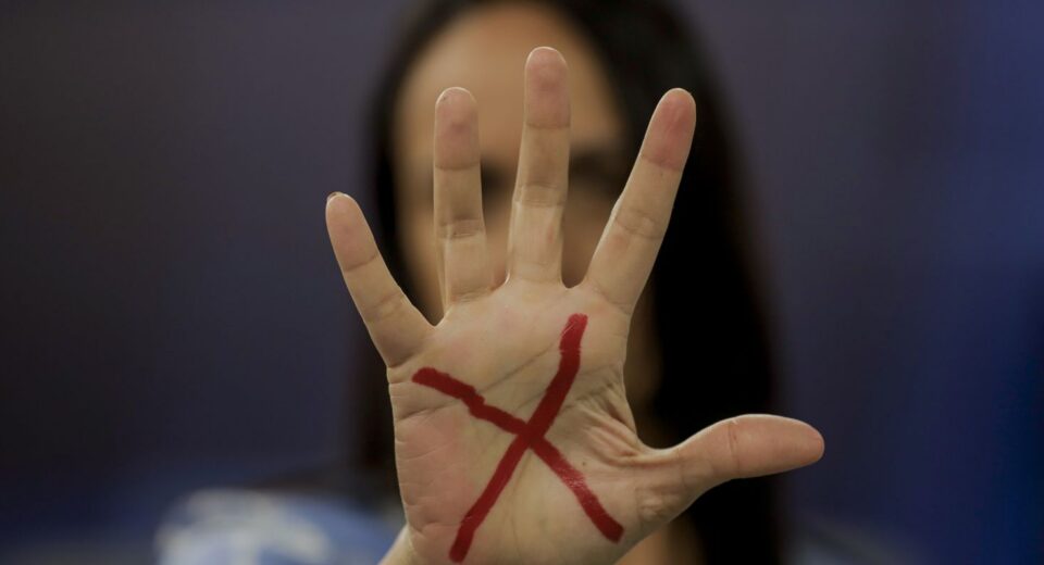 Caminhos da Reportagem traz mulheres que romperam violência doméstica