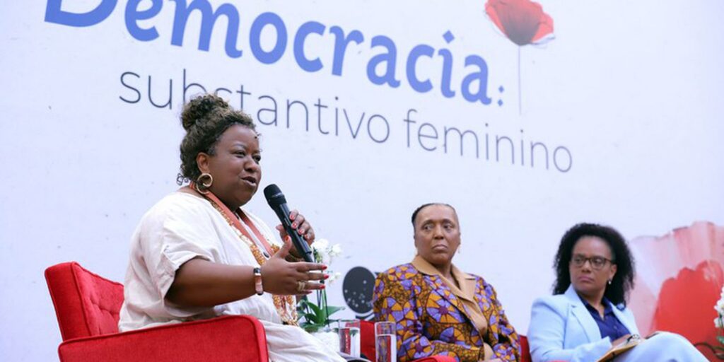 Macaé Evaristo estimula mulheres a disputar espaço em todos os lugares