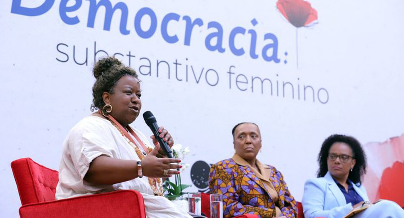 Macaé Evaristo estimula mulheres a disputar espaço em todos os lugares