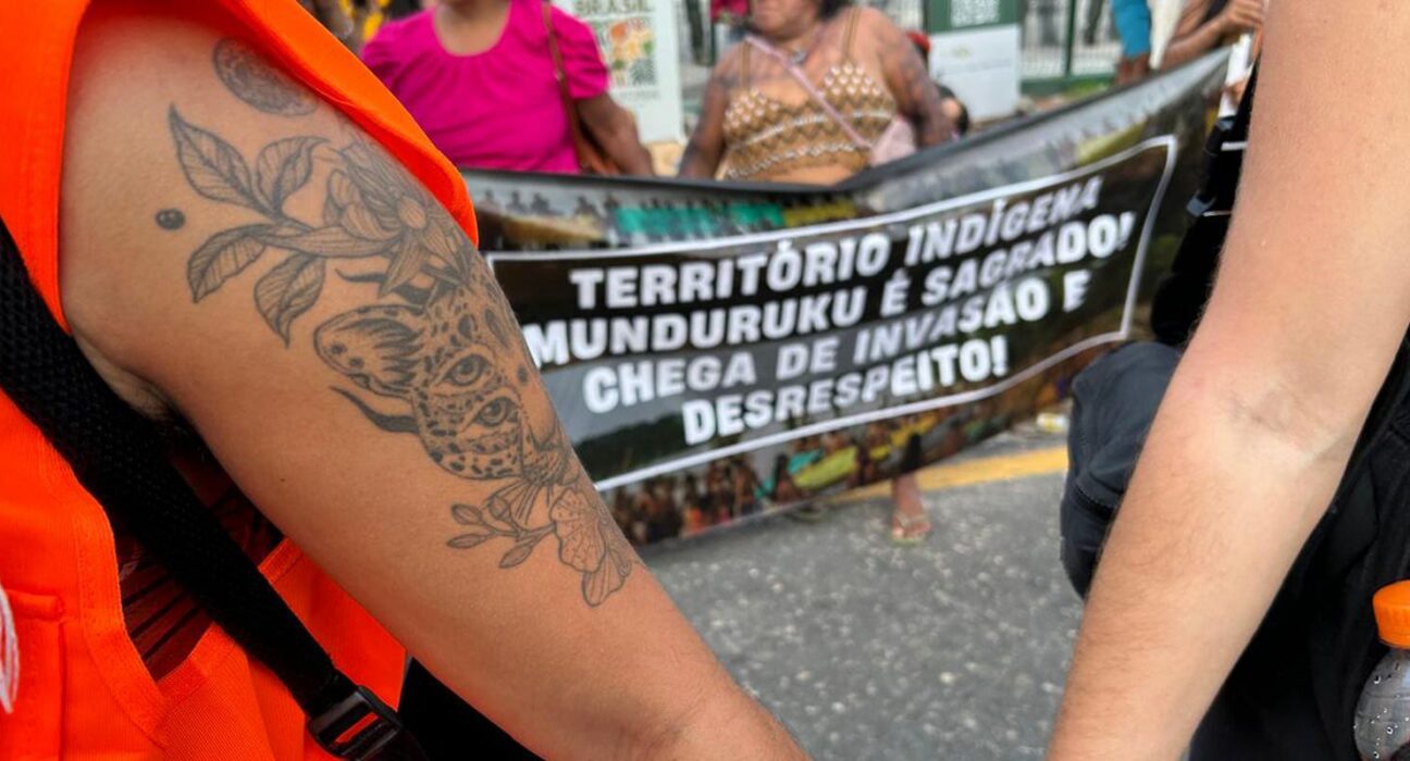 Em protesto pacífico, indígenas munduruku cobram participação na COP30