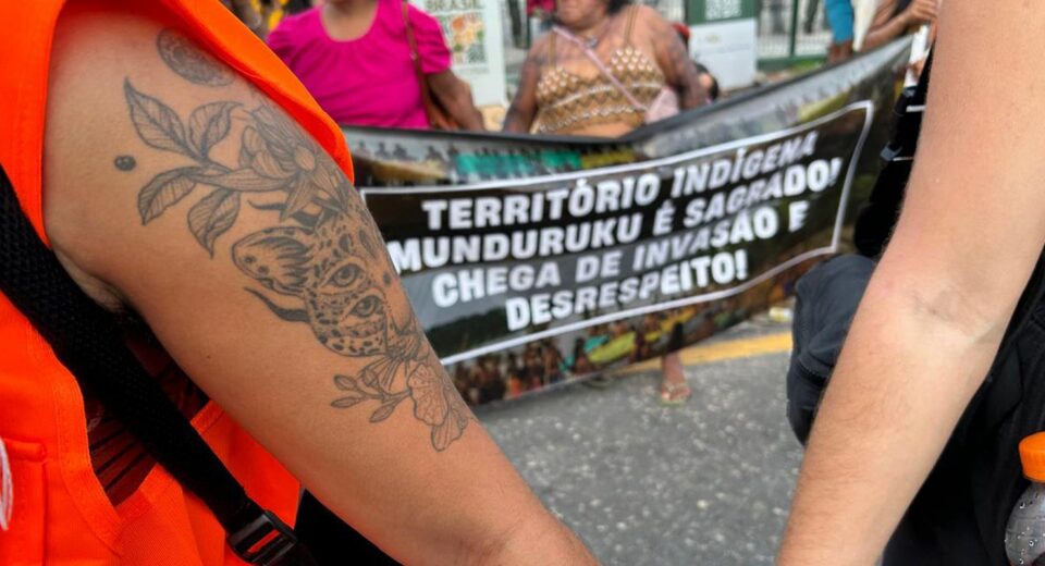 Em protesto pacífico, indígenas munduruku cobram participação na COP30