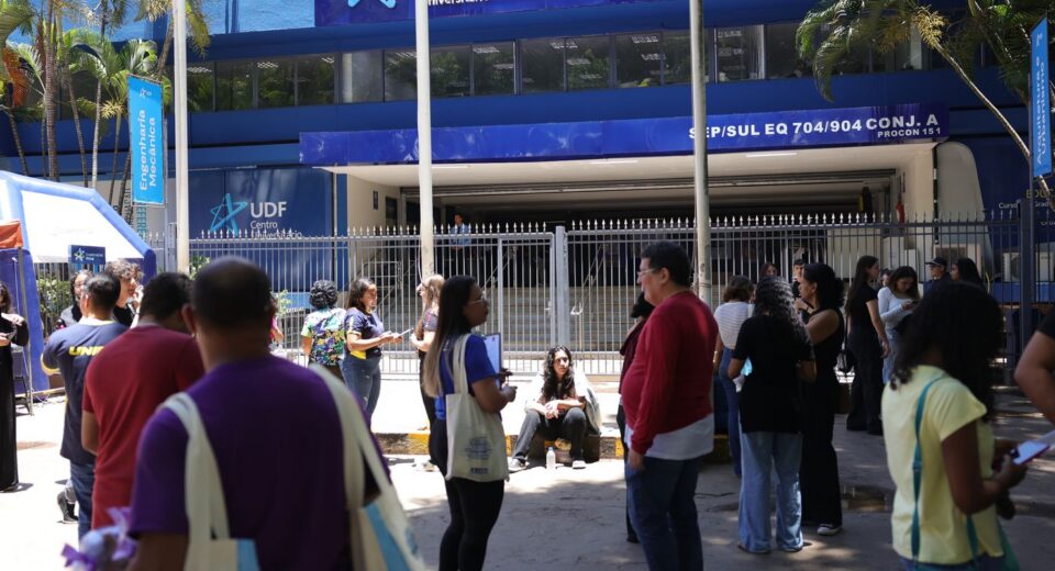 Estudantes chegam cedo para o Enem e relatam superação e confiança