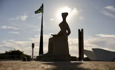 Brasília (DF), 02/09/2025 - Estátua da Justiça em frente ao STF. O STF inicia o julgamento de Bolsonaro e de mais sete réus da trama golpista. Foto: Fabio Rodrigues-Pozzebom/Agência Brasil