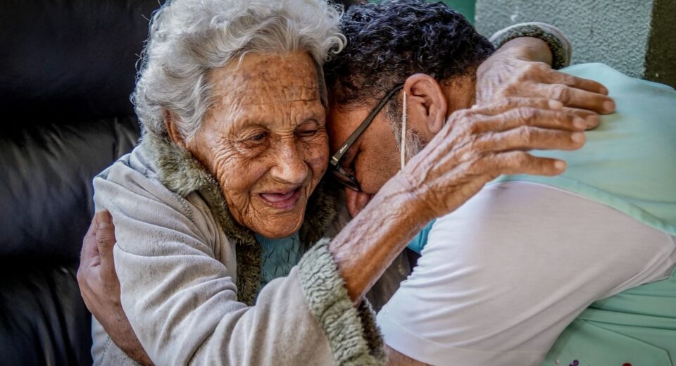 Redação do Enem 2025 aborda as perspectivas para o envelhecimento