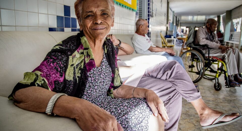 Tema da redação do Enem ajuda a debater etarismo, dizem professores