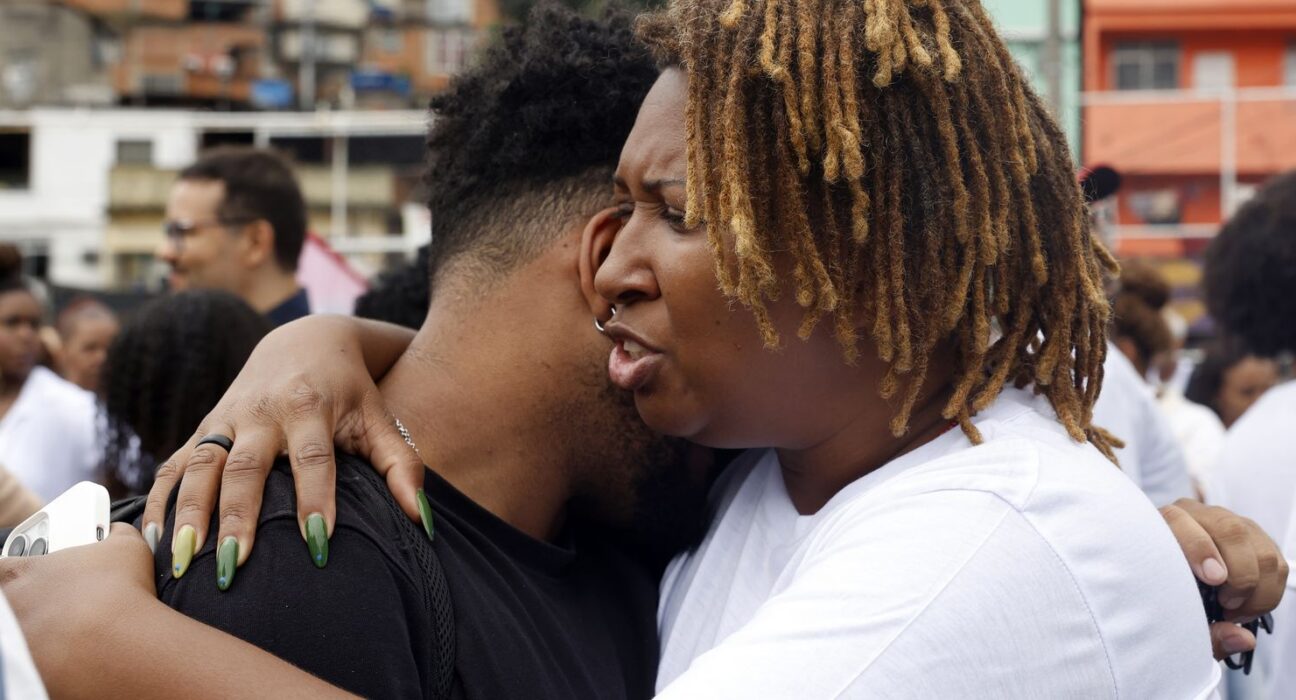 Sob facções e operações, população de favelas vive traumas e adoece