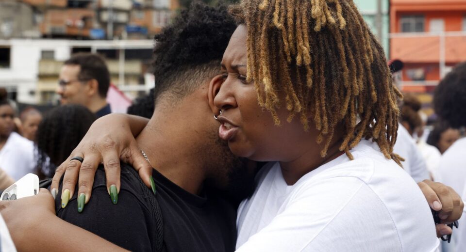 Sob facções e operações, população de favelas vive traumas e adoece