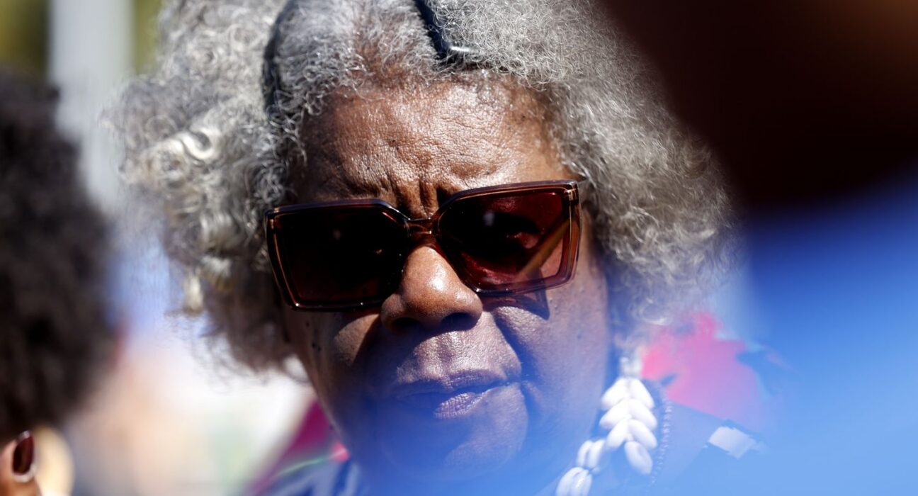 "Cada passo, cada pé, reivindica o direito à vida", diz escritora