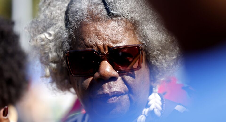 "Cada passo, cada pé, reivindica o direito à vida", diz escritora