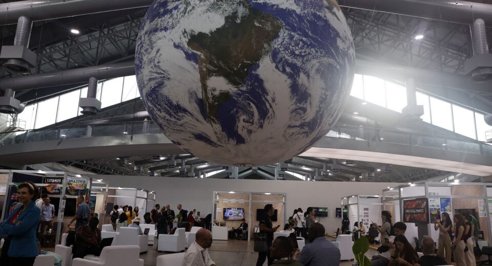 Cientistas criticam ausência de combustíveis fósseis em texto da COP30