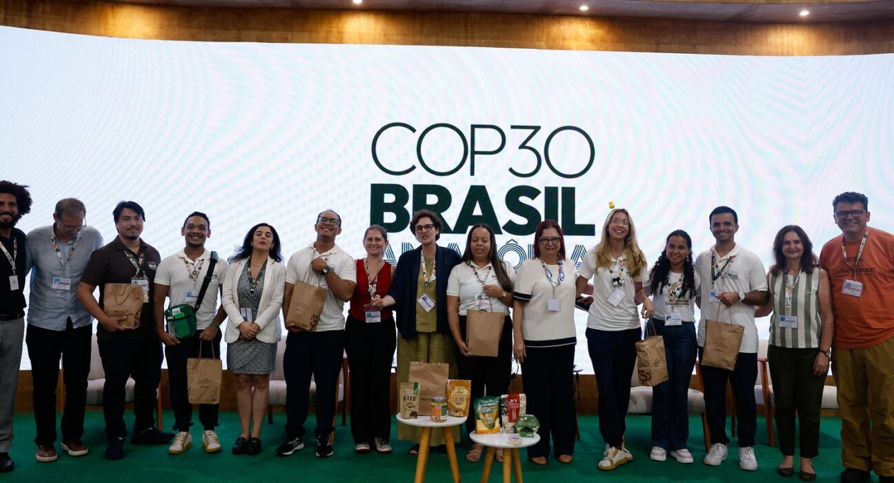Voluntários da COP30 recebem kit de alimentos da agricultura familiar