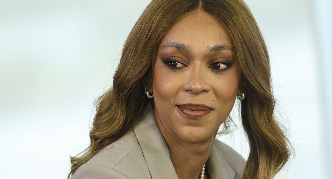 Erika Hilton acusa Nikolas Ferreira de usar celular perto de Bolsonaro