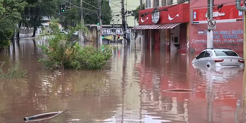 Domingo de Finados começa com chuva em São Paulo