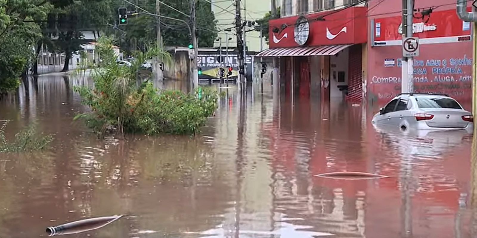 Domingo de Finados começa com chuva em São Paulo