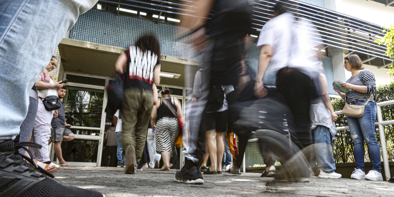 Enem 2025: 4,8 milhões participam do 1° dia de provas neste domingo