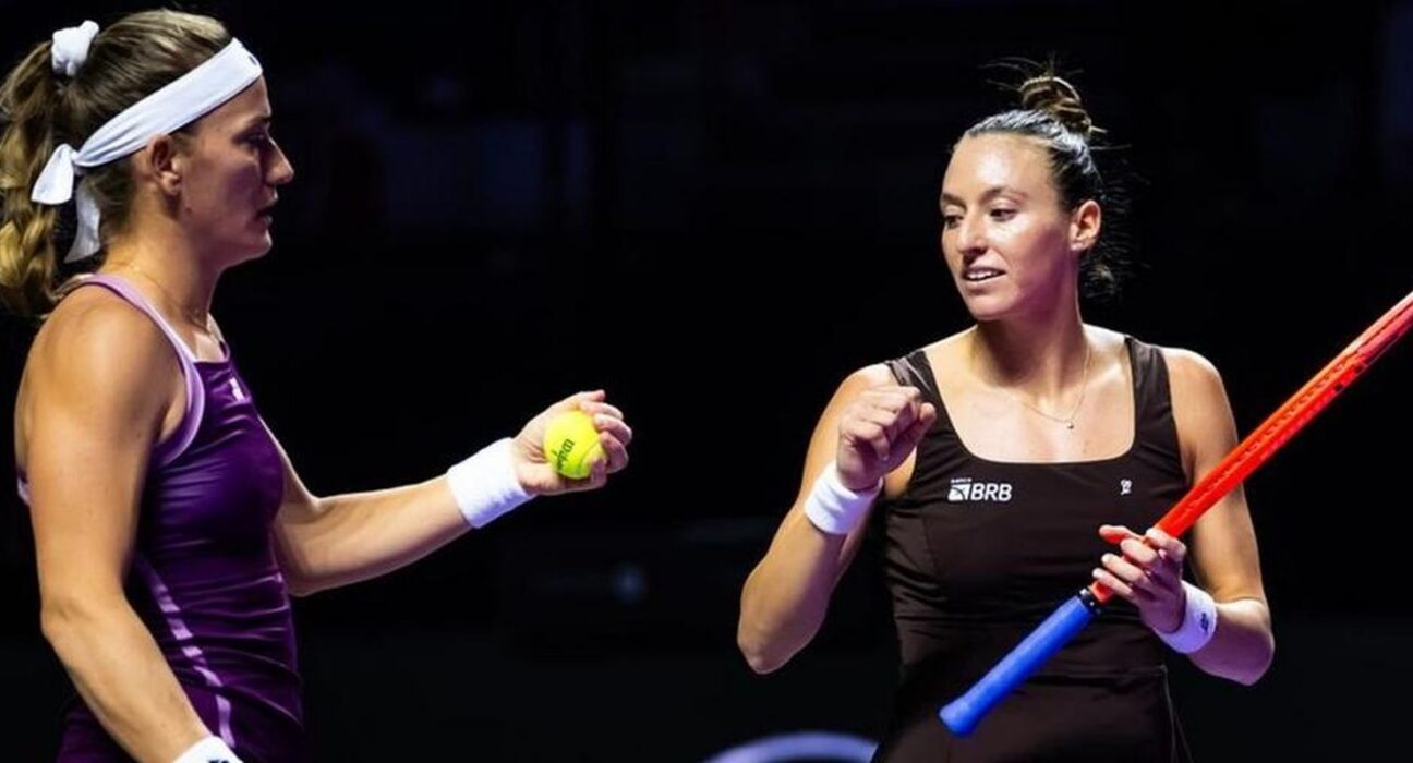 Stefani e Babos vencem russas e se aproximam da semi do WTA Finals
