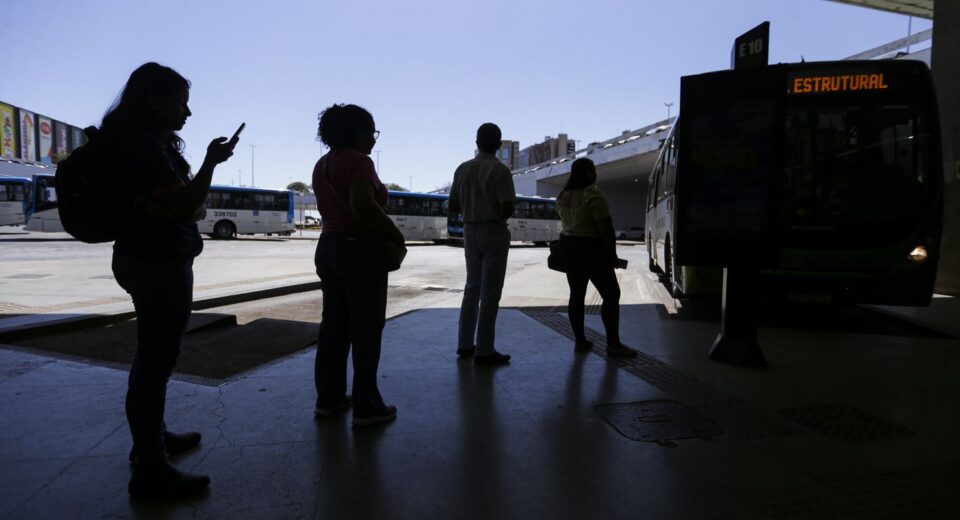 Nove em cada 10 mulheres já sofreram violência ao se deslocar à noite