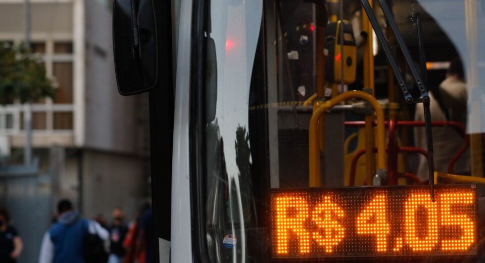 Em livro, deputado defende fundo para oferecer transporte gratuito