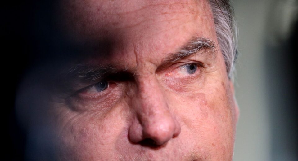 Bolsonaro tem crise de soluço e passa por atendimento médico na prisão